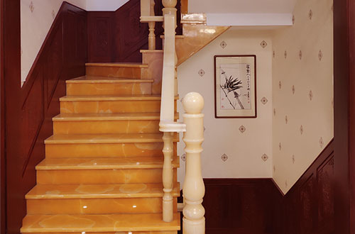 全南中式别墅室内汉白玉石楼梯的定制安装装饰效果